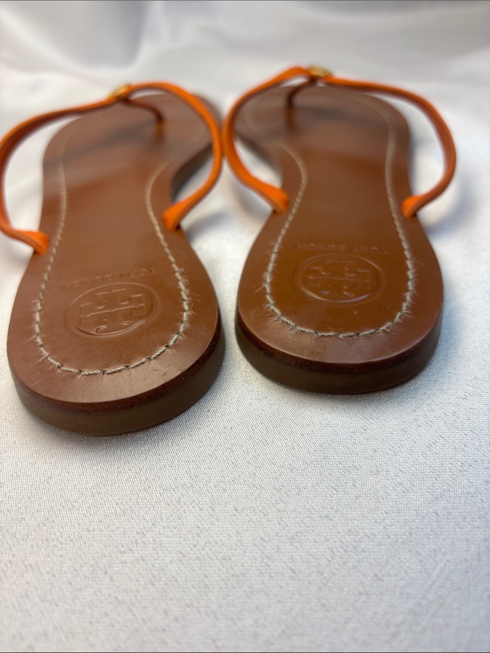 Tory Burch Orange Leather Thong Sandals with Gold Logo - Picture 4 of 7